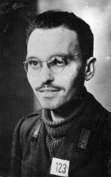 Tenente di Fanteria della Divisione "BERGAMO" Avv. Elio Antonucci - ritratto presso il campo di concentramento di Stanhobel. Il Ten. Avv. Antonucci è stato fatto prigioniero a Spalato il 9.9.1943 - www.torremaggiore.com -