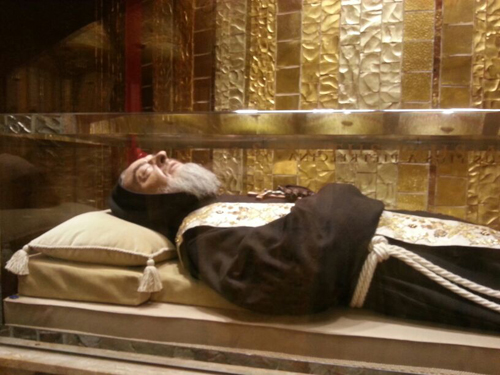 Breve sosta delle spoglie di San Pio da Pietrelcina il 3 febbraio 2016 presso il casello autostradale di San Severo (Fg)