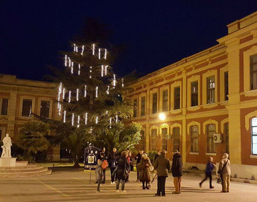 Al via con l’accensione dell’albero natalizio nel cortile della Scuola SG Bosco a Torremaggiore, luogo simbolo delle festività natalizie 2016