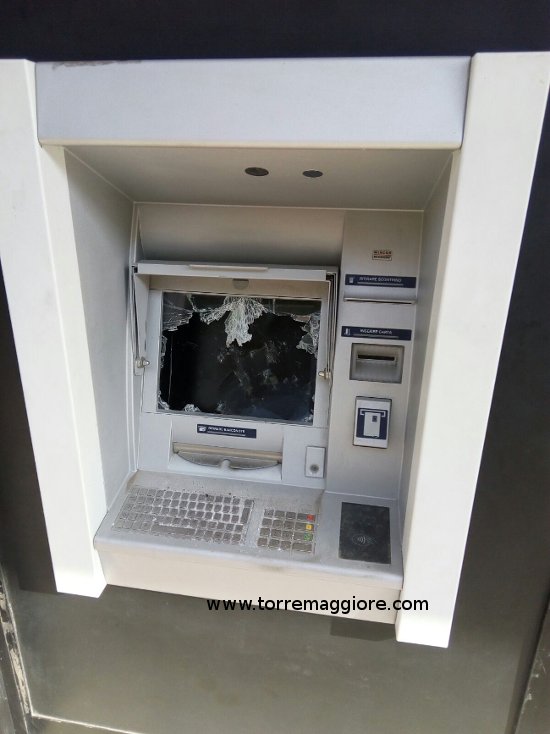 Danneggiato bancomat Unicredit a Torremaggiore