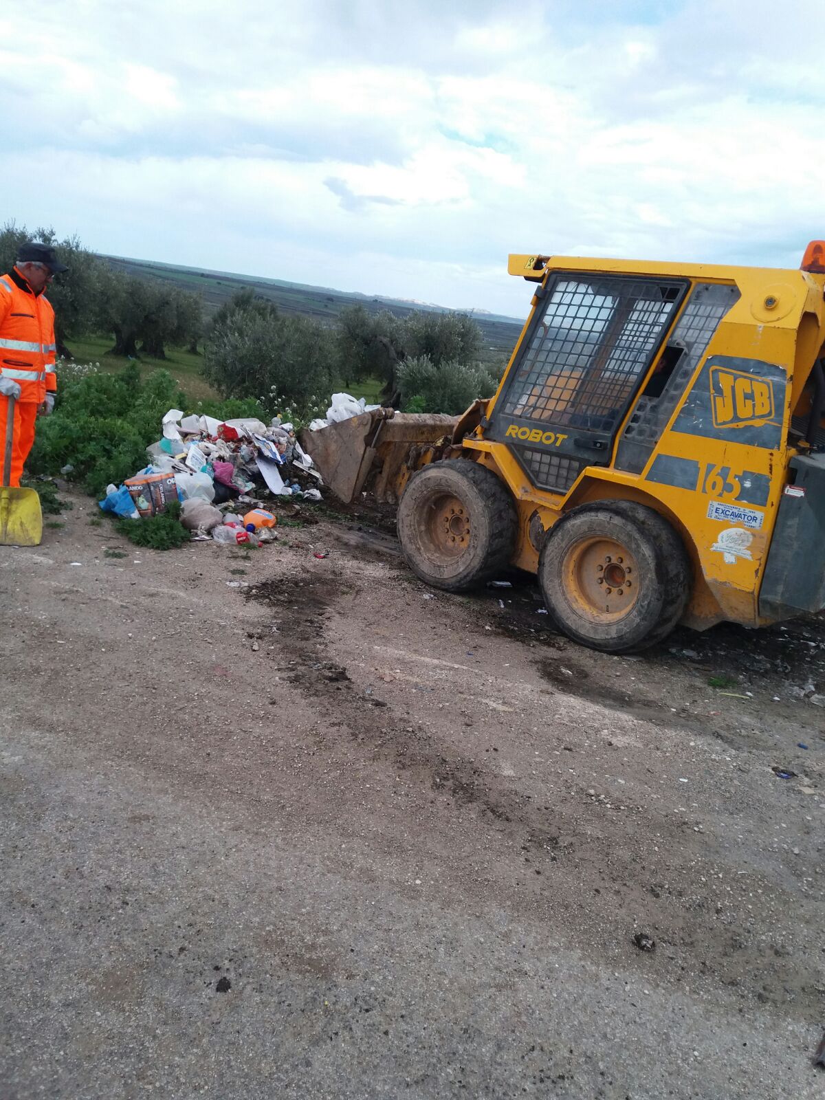 Prosegue l’attività di bonifica delle periferie di Torremaggiore: ecco le foto degli interventi