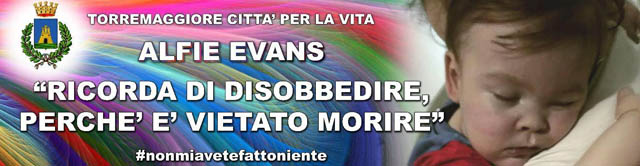 Morto Alfie Evans, anche a Torremaggiore dal 27 aprile c’era uno uno striscione sulla facciata del Municipio a sostegno del piccolo