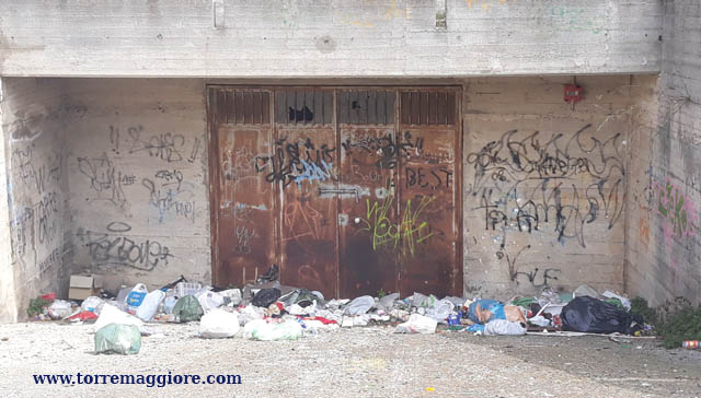 Rifiuti abbandonati a Torremaggiore vicino ai locali della Pretura mai terminata su Largo Fosse