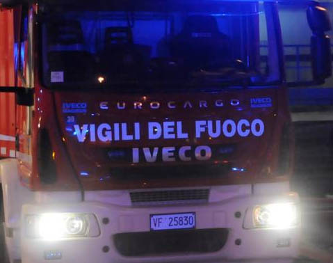 Bruciate nella notte quattro vetture a Torremaggiore: indagano i Carabinieri