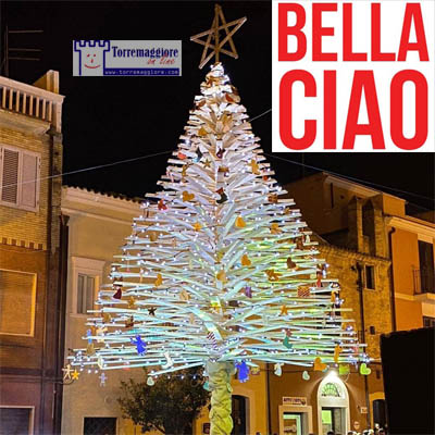 Da Jingle Bells a Bella Ciao: la canzone sotto l’albero che scatena polemica, scontro sui social tra il già sindaco Lino Monteleone e il sindaco Emilio Di Pumpo
