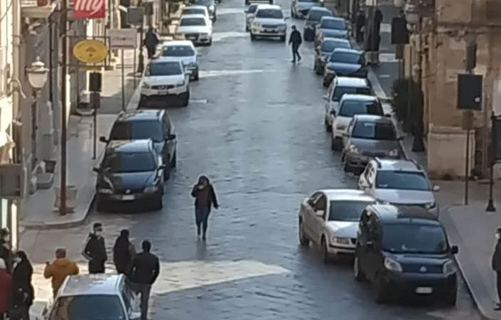 6 aprile 2020: Corso Giacomo Matteotti piena di auto e persone, i controlli dove sono?