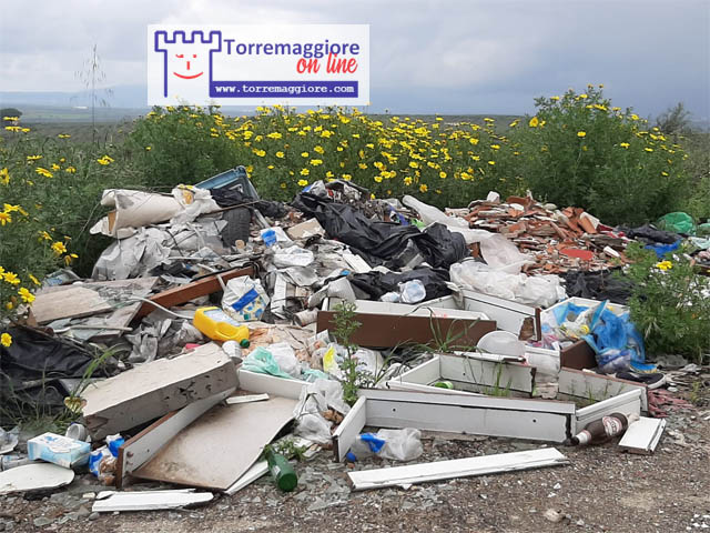 Torremaggiore: aspettando la bonifica della discarica abusiva su Viale XXV Aprile ecco le foto dei rifiuti abbandonati