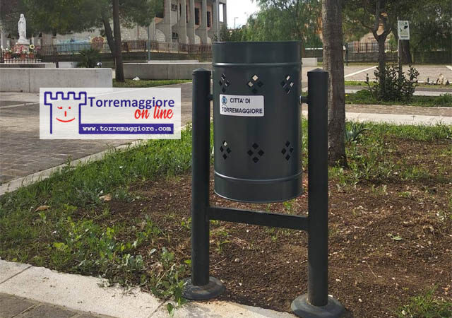 Erano stati  rubati e vandalizzati i cestini su Largo Fosse a Torremaggiore: ora sono stati sostituiti dall’Amministrazione Comunale