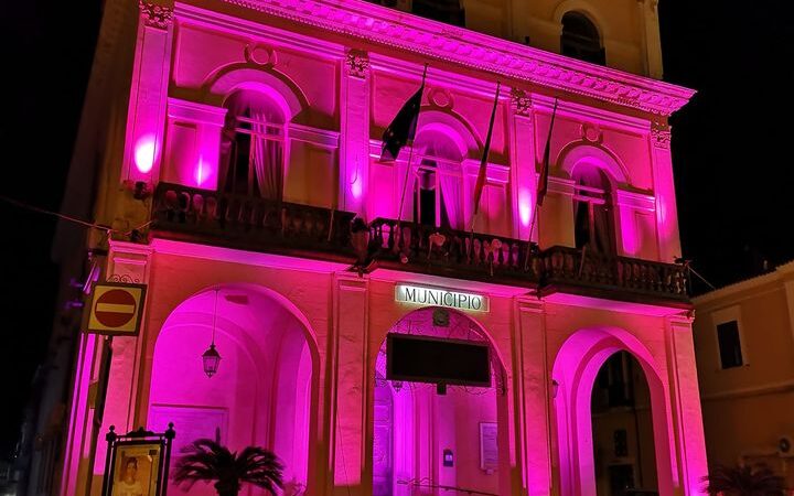 Il rosa illumina il Palazzo di Città a Torremaggiore per l’adesione alla campagna Nastro Rosa 2020