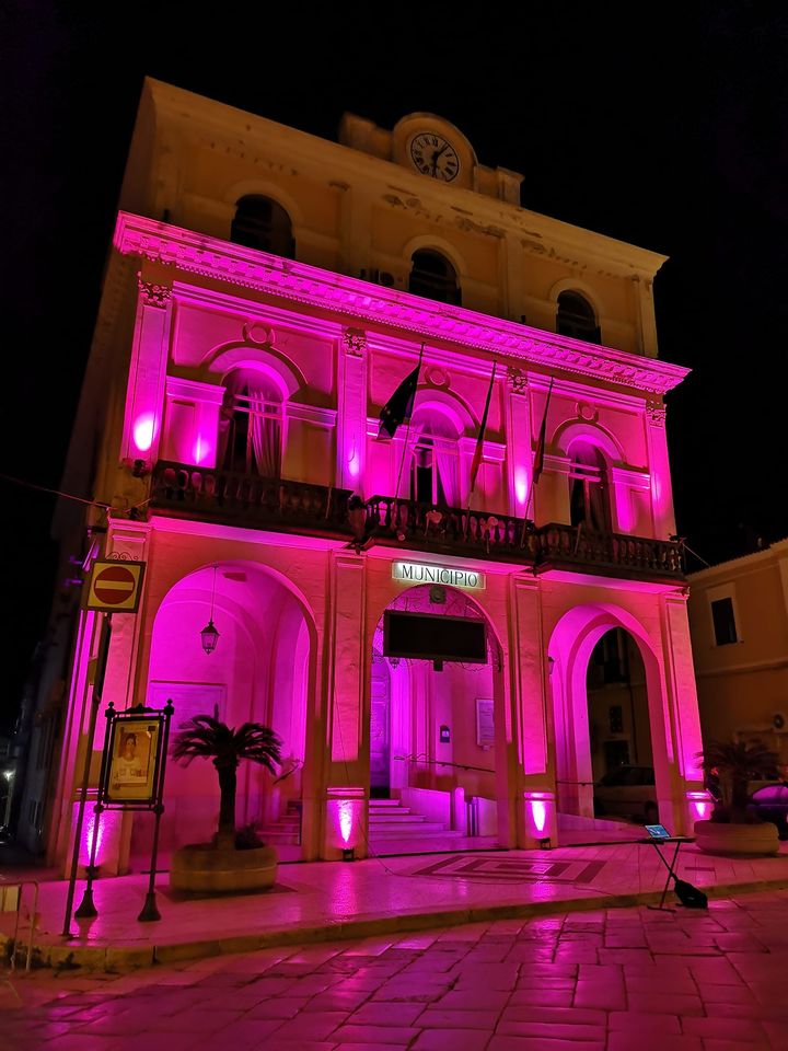 Il rosa illumina il Palazzo di Città a Torremaggiore per l’adesione alla campagna Nastro Rosa 2020