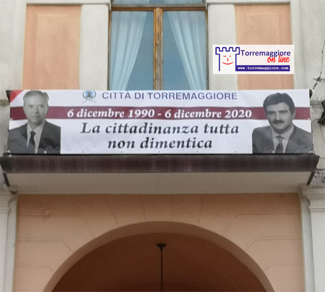 Torremaggiore: collocato uno striscione a Palazzo di Città in occasione del XXX anniversario della Strage di San Nicola avvenuta il 6 dicembre 1990