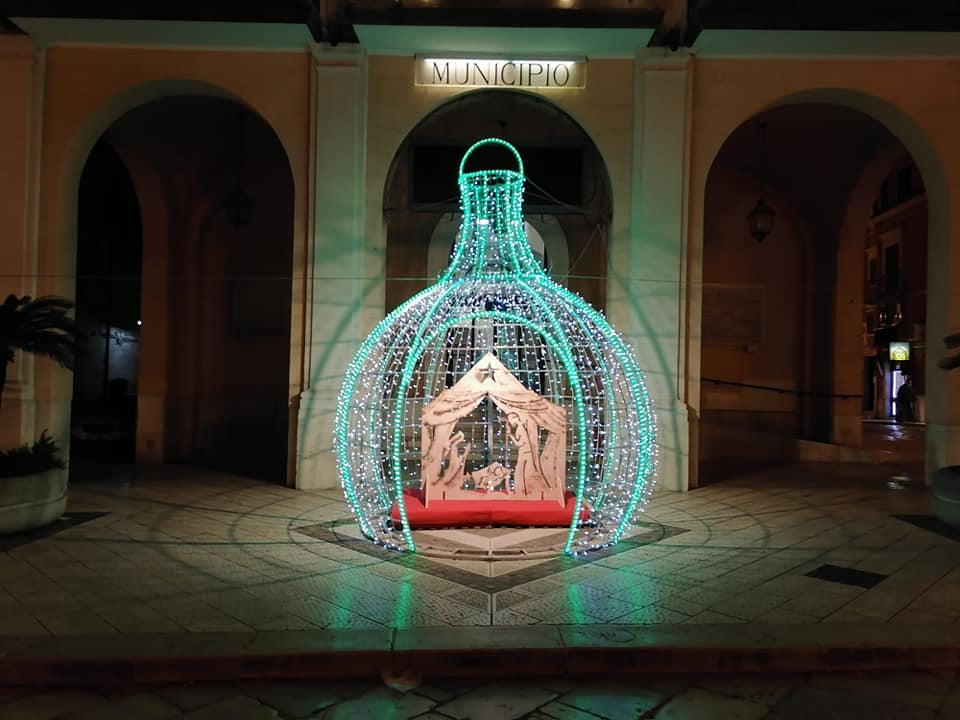 Il messaggio del sindaco Emilio Di Pumpo per la natività a Palazzo di Città nella sfera illuminata