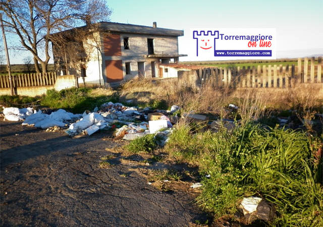 Rifiuti abbandonati in Contrada Pagliaravecchia a Torremaggiore: zozzoni in trasferta anche nelle campagne