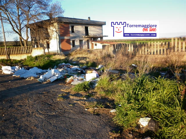 Rifiuti abbandonati in Contrada Pagliaravecchia a Torremaggiore: zozzoni in trasferta anche nelle campagne
