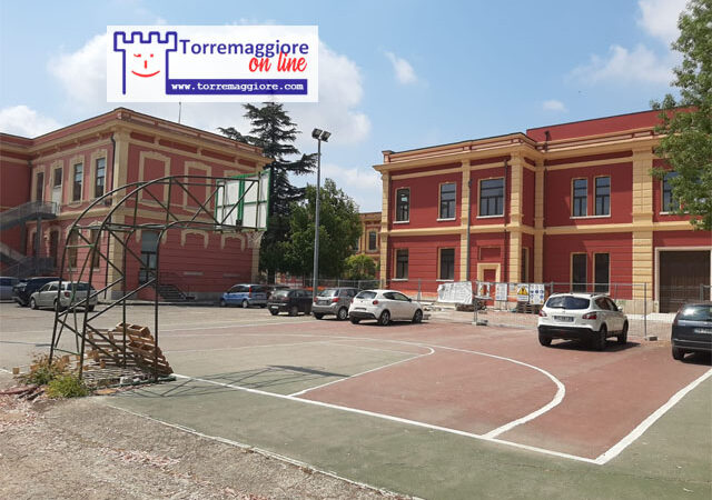 Campetto pubblico di basket presente nel cortile della  Scuola San Giovanni Bosco di Torremaggiore: quando sarà reso fruibile dopo tanti anni di degrado e abbandono?