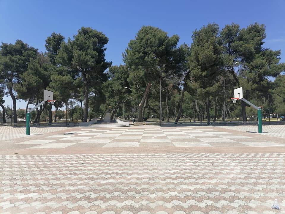 Sono tornati al loro posto i canestri da basket al Piazzale Palma e Piacquaddio dopo circa venti anni: soddisfazione del sindaco Emilio Di Pumpo