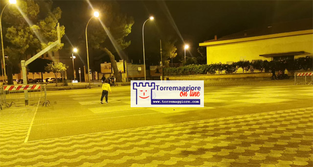 Il Piazzale Palma e Piacquaddio diventa un campo di basket, meglio di niente.  E’ il commento dei consiglieri di opposizione De Vita, Manzelli e Saragnese