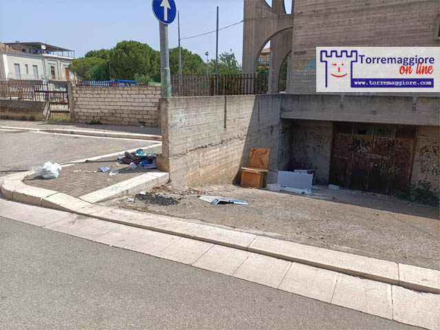 Anche ad agosto prosegue l’emergenza inciviltà a Torremaggiore: rifiuti abbandonati anche nel centro cittadino dai soliti zozzoni