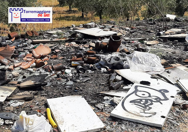 Torremaggiore: su Viale XXV Aprile ecco le foto dei rifiuti abbandonati e bruciati dai zozzoni locali al 15 agosto 2021. Anche a Ferragosto confermata l’emergenza inciviltà. A quando la soluzione  permanente?