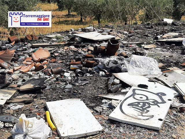 Torremaggiore: su Viale XXV Aprile ecco le foto dei rifiuti abbandonati e bruciati dai zozzoni locali al 15 agosto 2021. Anche a Ferragosto confermata l’emergenza inciviltà. A quando la soluzione  permanente?