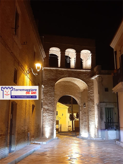 Installati i corpi illuminanti per la valorizzazione artistica dell’Arco Borrelli previsti dalla Determinazione 608 del  14/12/2018 della ex amministrazione civica Monteleone