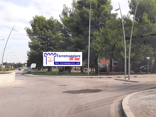 Rattoppate le buche alla rotatoria tra Via Vincenzo Lamedica/SP30/Via Maestro Ruggiero di Puglia a Torremaggiore: ecco le foto