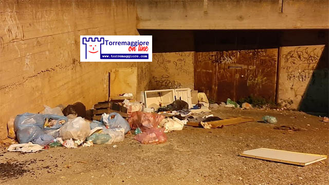 Emergenza inciviltà nei pressi dell’ex Palazzo di Giustizia su Largo Fosse: immondizia abbandonata in pieno centro cittadino