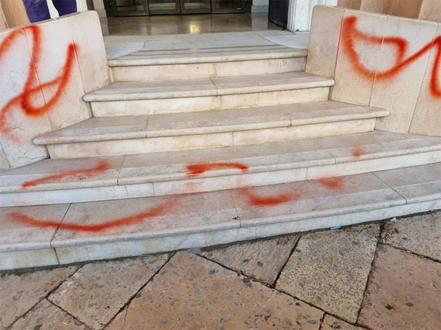 Imbrattate le scale di ingresso a Palazzo di Città, l’Arco Borrelli ed il muro di un’azienda privata con accuse rivolte al sindaco di Torremaggiore : solidarietà da parte della collettività sui social