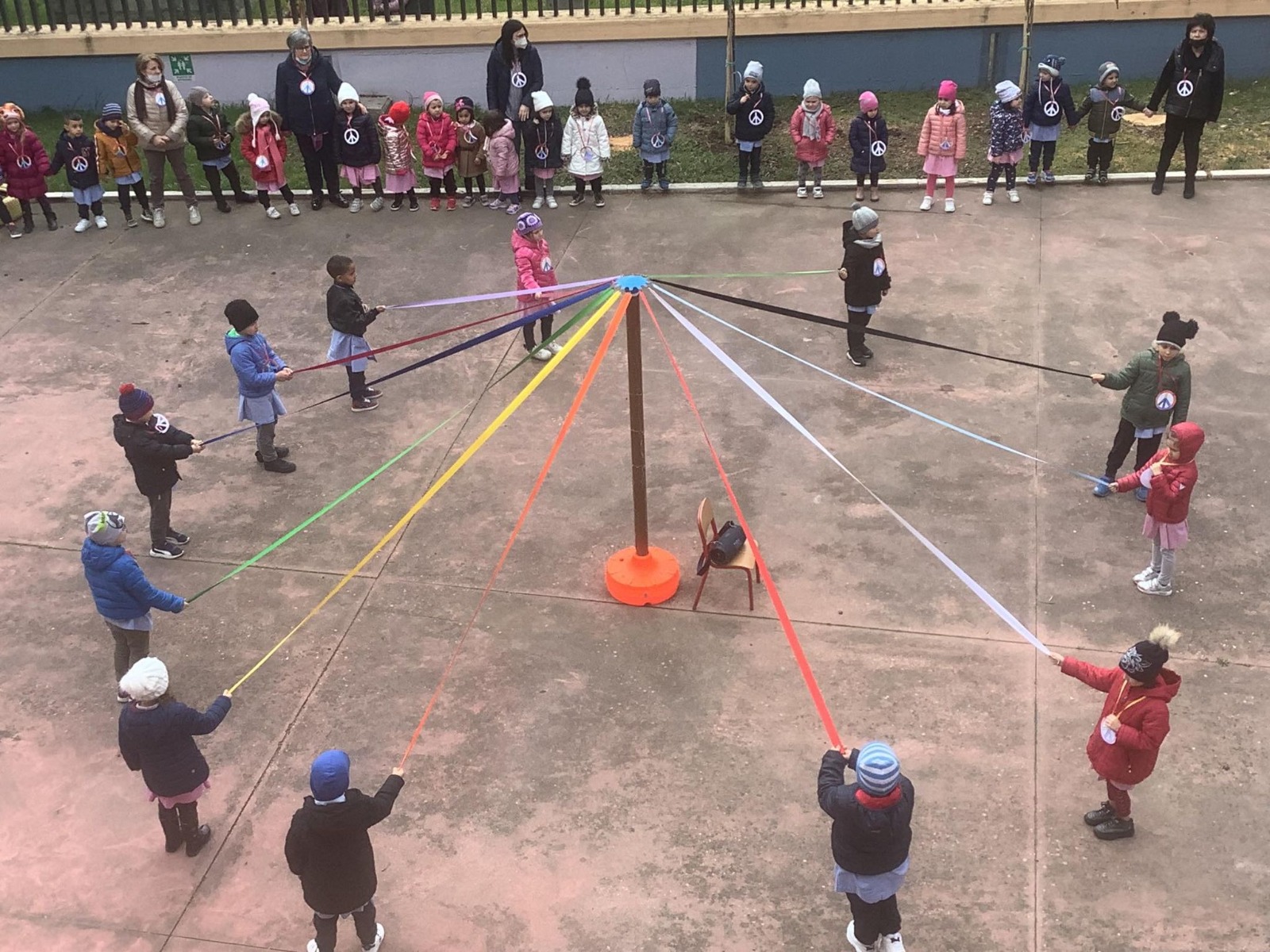 Galleria fotografica della manifestazione per la pace a cura dell’Istituto Comprensivo Via Pietro Nenni svoltasi il 29 marzo 2022 a Torremaggiore