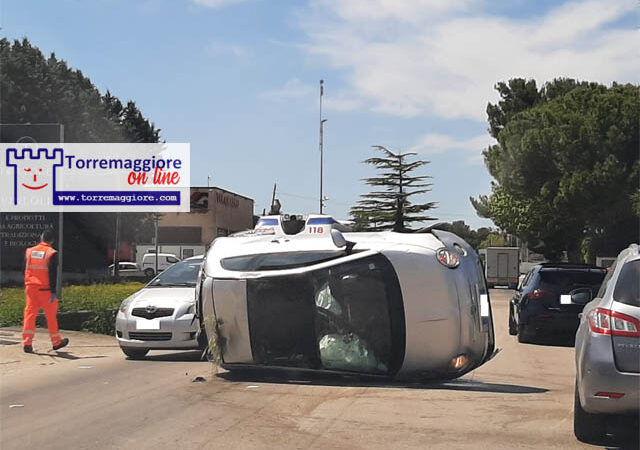 Incidente all’ingresso di Torremaggiore, ribaltata Fiat 500: illesa la conducente