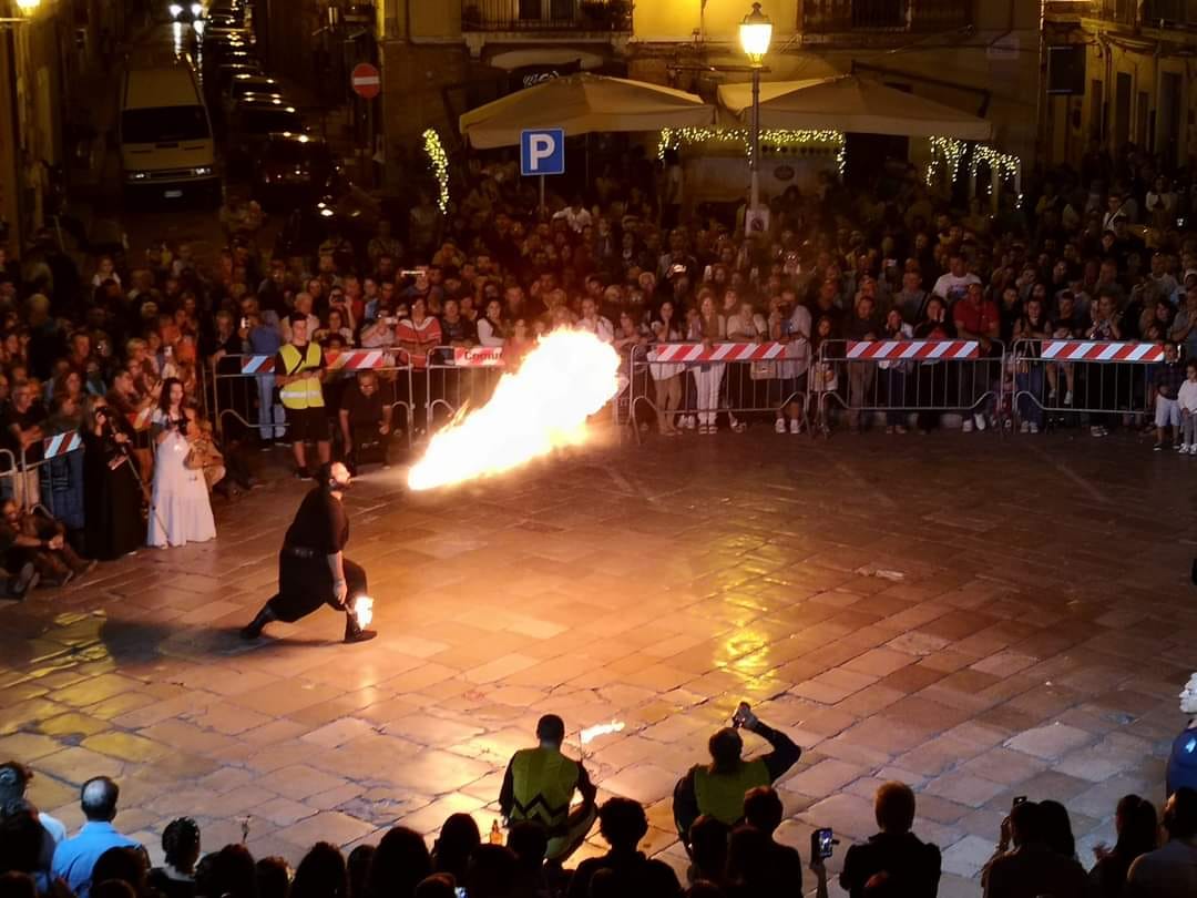 Grande successo ha riscosso la XXXVI edizione del Corteo Storico di Fiorentino e Federico II svoltasi nell’ambito dell’iniziativa Suggestioni Sub Flore