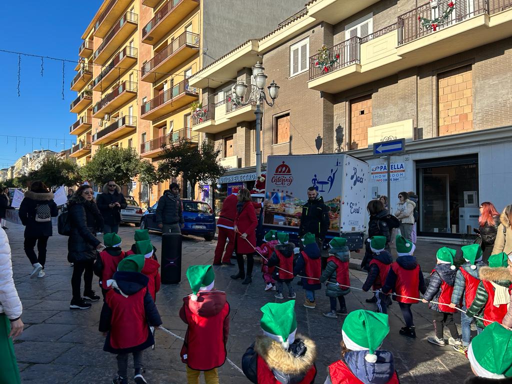 Grande successo per il musical itinerante Natale in cammino a cura della Scuola dell’Infanzia Emilio Ricci dell’Istituto Comprensivo di Via Pietro Nenni di Torremaggiore