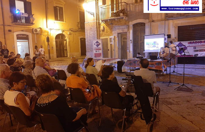 SUCCESSO PER IL SECONDO APPUNTAMENTO DI RADIO SMART I GIOVEDI’ IN PIAZZA MAZZINI: READING DI POESIE, STORIE E RACCONTI SULLA NOSTRA IDENTITA’ LOCALE