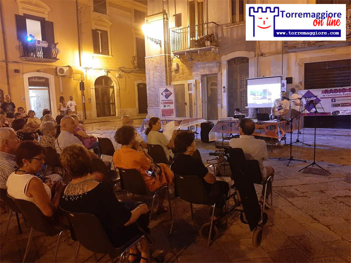 SUCCESSO PER IL SECONDO APPUNTAMENTO DI RADIO SMART I GIOVEDI’ IN PIAZZA MAZZINI: READING DI POESIE, STORIE E RACCONTI SULLA NOSTRA IDENTITA’ LOCALE