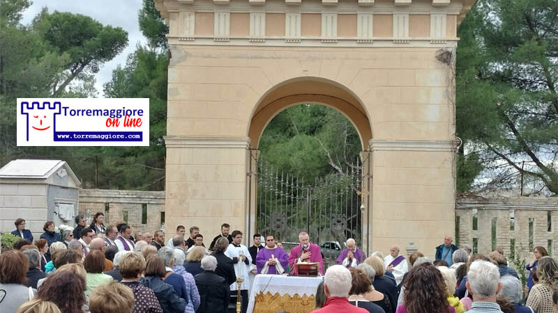 Santa Messa per tutti i defunti torremaggioresi al Cimitero nella mattinata del 2 novembre 2023: folta presenza di fedeli alla celebrazione