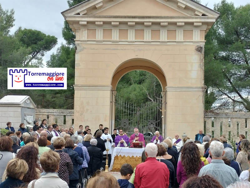 Santa Messa per tutti i defunti torremaggioresi al Cimitero nella mattinata del 2 novembre 2023: folta presenza di fedeli alla celebrazione