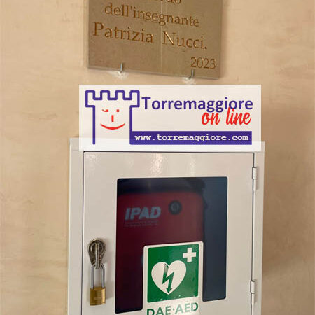 La famiglia Parracino per non dimenticare l’Ins Patrizia Nucci ha donato un defibrillatore che è stato installato nel plesso scolastico San Giovanni Bosco