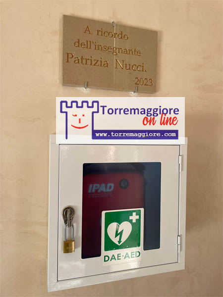 La famiglia Parracino per non dimenticare l’Ins Patrizia Nucci ha donato un defibrillatore che è stato installato nel plesso scolastico San Giovanni Bosco
