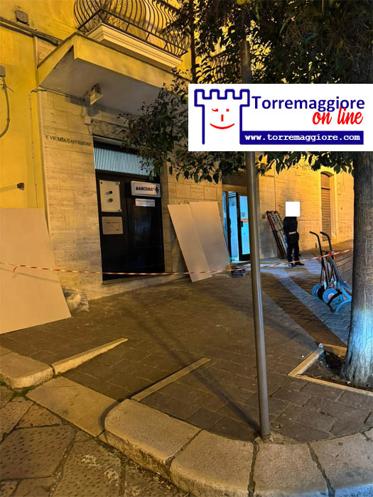Bomba notturna al bancomat della Banca Popolare di Bari di Torremaggiore: ladri in fuga con il malloppo