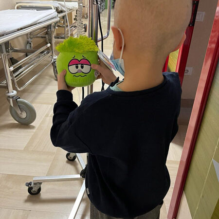 DONATI DEI GIOCHI AI BAMBINI DELL’ONCOLOGIA PEDIATRICA DELL’OSPEDALE CASA SOLLIEVO DI SAN GIOVANNI ROTONDO DALL’ASSOCIAZIONE TORREMAGGIORESE MIRKO VALERIO EMANUELE NEL 24° ANNIVERSARIO DELLA SUA DIPARTITA