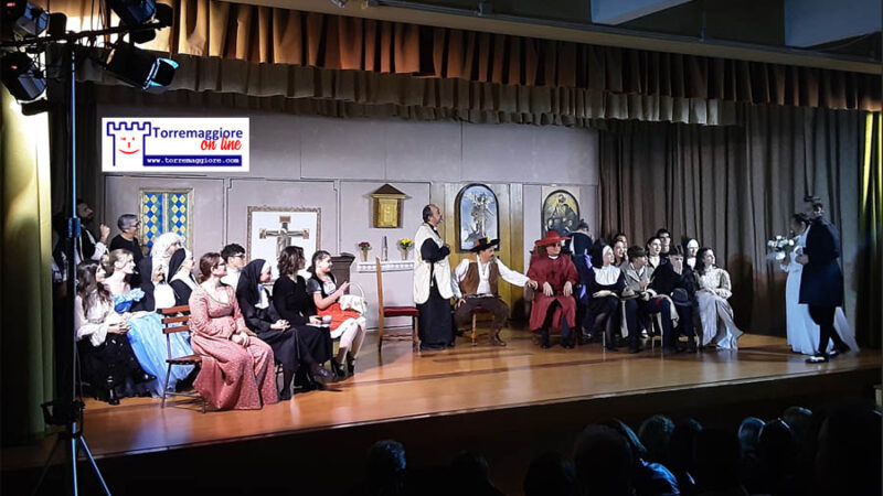Grande successo e folta partecipazione alle repliche della parodia dei Promessi Sposi realizzata dall’APS Stelle Nascenti di Torremaggiore al Teatro delle Suore Sacramentine di San Severo