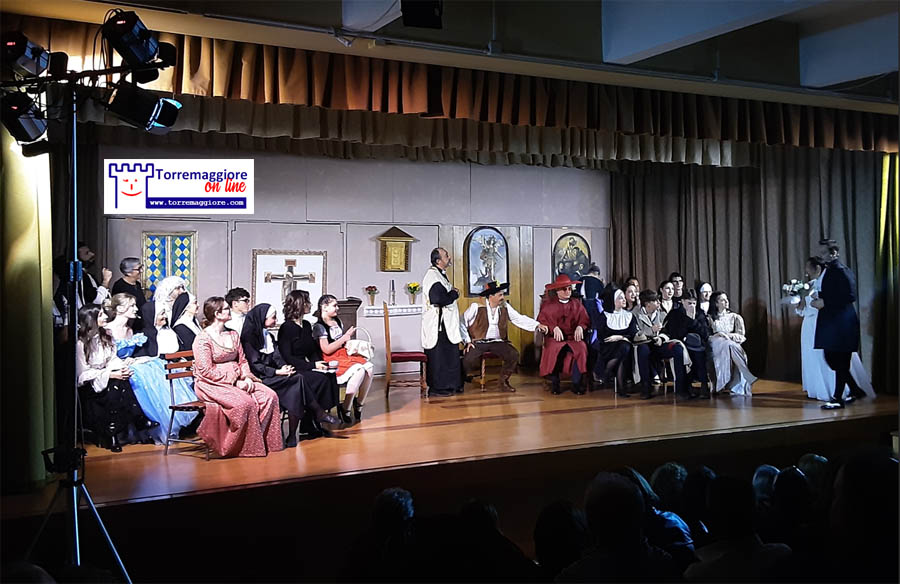 Grande successo e folta partecipazione alle repliche della parodia dei Promessi Sposi realizzata dall’APS Stelle Nascenti di Torremaggiore al Teatro delle Suore Sacramentine di San Severo
