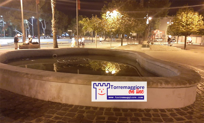 Degrado a Torremaggiore presso Piazza San Giovanni Paolo II:  fontana spenta, buia,  non funzionante e piena di rifiuti