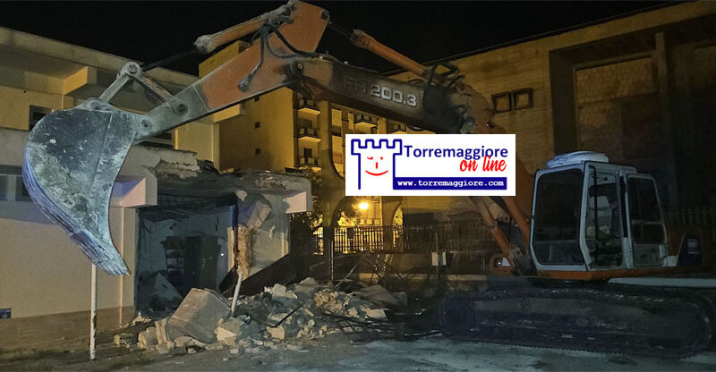 Follia a Torremaggiore: rubano di notte cassaforte con un escavatore all’Ufficio Postale dal Largo Fosse