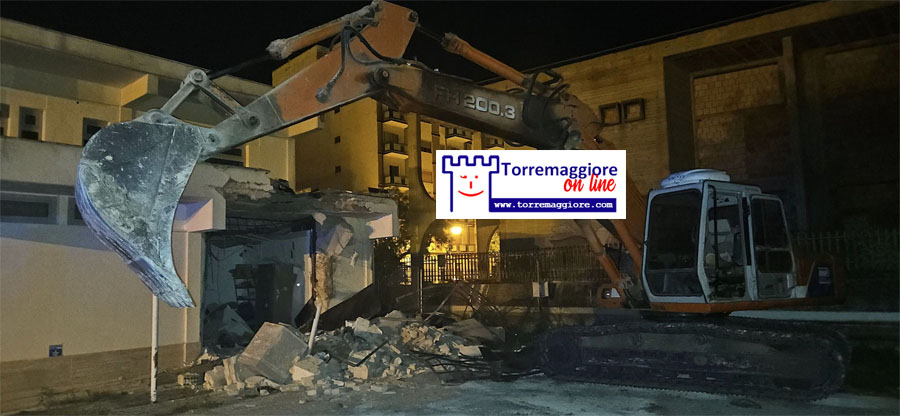 Follia a Torremaggiore: rubano di notte cassaforte con un escavatore all’Ufficio Postale dal Largo Fosse