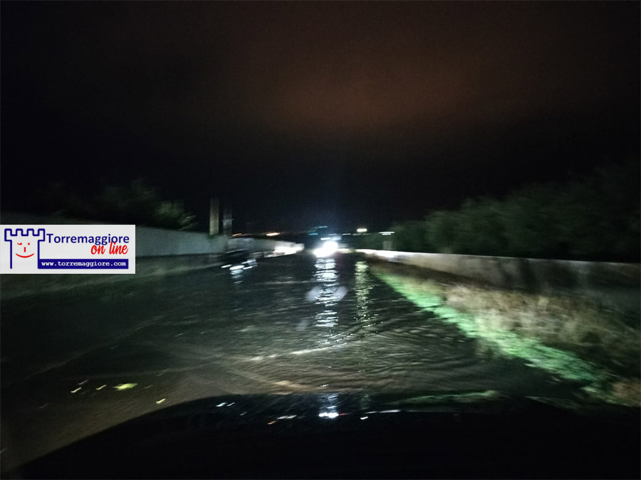 Maltempo senza tregua nell’Alto Tavoliere: strade sommerse dall’acqua a San Severo e sulle arterie per raggiungere Torremaggiore e San Paolo di Civitate, disagi agli automobilisti. Tante vetture bloccate e viabilità in tilt