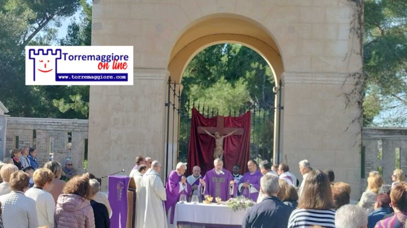 Terminata la Santa Messa per tutti i defunti torremaggioresi al Cimitero nella mattinata del 2 novembre 2024: numerosa la presenza dei fedeli alla celebrazione