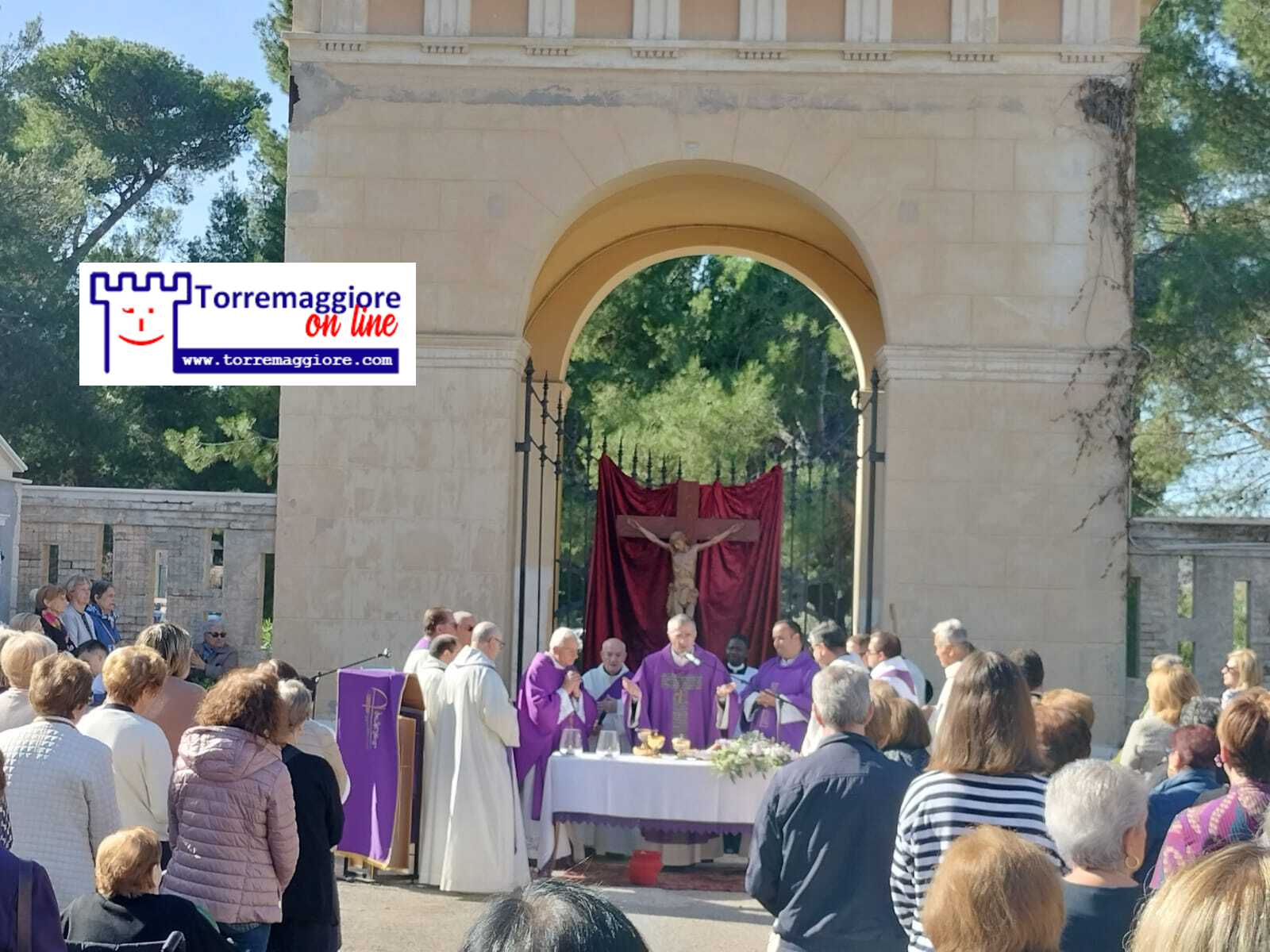 Terminata la Santa Messa per tutti i defunti torremaggioresi al Cimitero nella mattinata del 2 novembre 2024: numerosa la presenza dei fedeli alla celebrazione