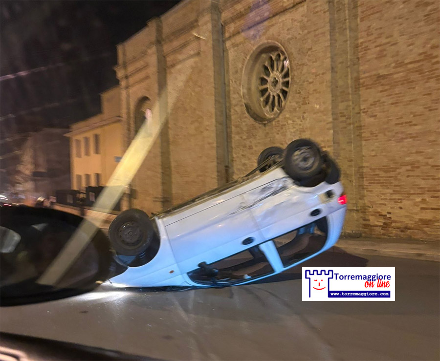 Torremaggiore: auto si ribalta a pochi metri dal Santuario della Madonna della Fontana, illeso il conducente