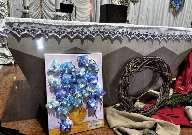 Torremaggiore: consegnata al Santuario della Madonna della Fontana dalle insegnanti e dai bambini della Scuola dell’Infanzia dell’IC Via Sacco e Vanzetti una tela rappresentante un vaso di rose azzurre realizzata con tempera e fazzoletti